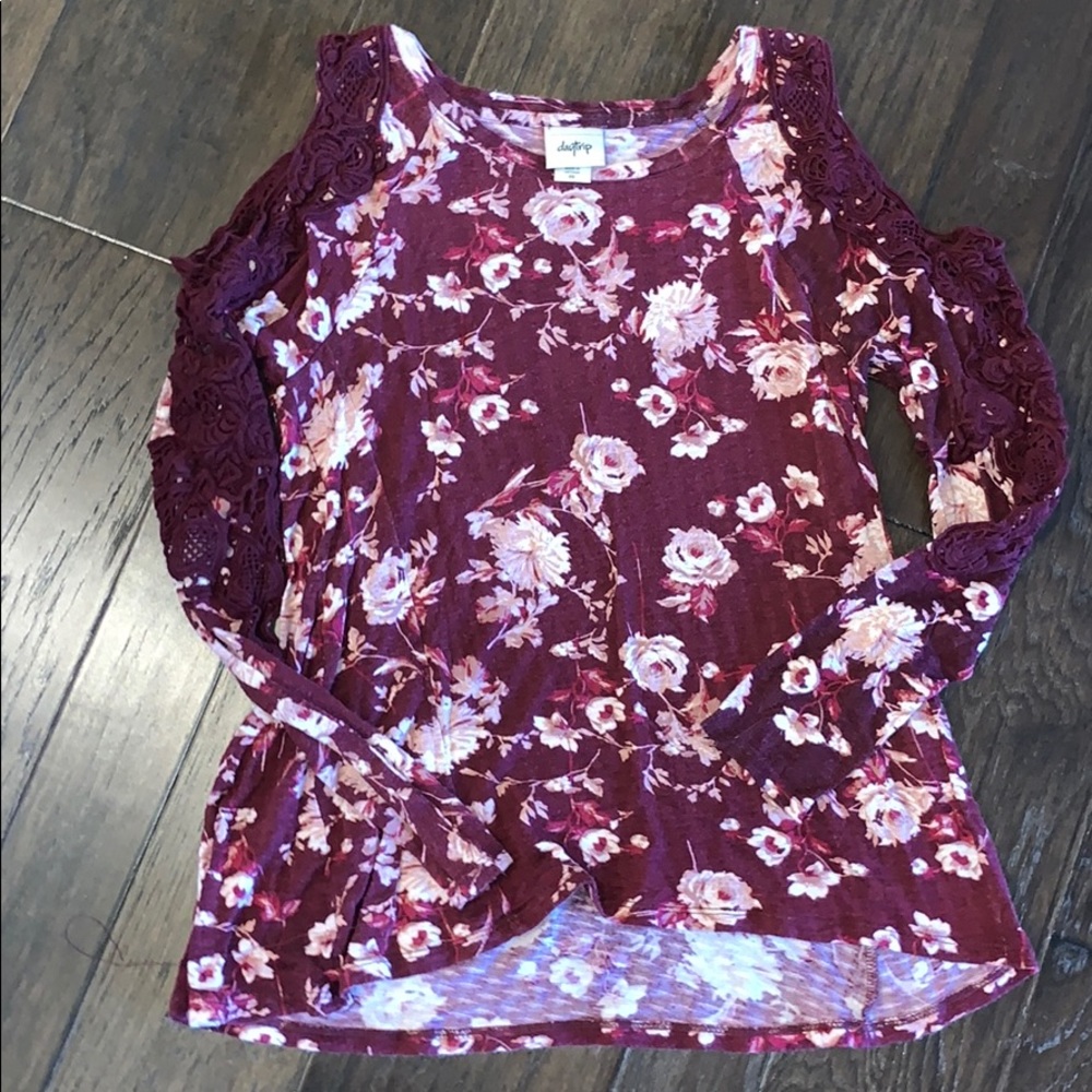 Daytrip floral long sleeve cold shoulder top xs